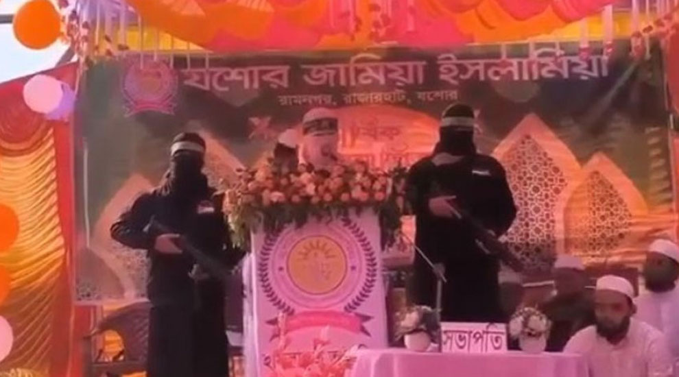 ‘অস্ত্র’ হাতে বক্তব্যের ভিডিও ভাইরাল, আসল ঘটনা কী