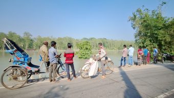 রাতের আঁধারে নদীর মাঝে চলে গেছে গাছ, এলাকায় চাঞ্চল্য