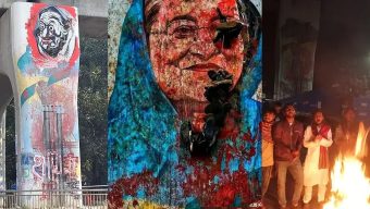 গভীর রাতে হাসিনার ‘ঘৃণাস্তম্ভের’ গ্রাফিতি মোছা নিয়ে যা যা ঘটল
