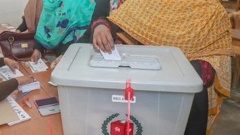 আতঙ্কে নির্বাচনের দায়িত্ব পালনকারীরা