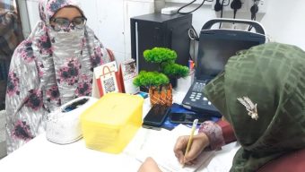 এক টাকায় রোগী দেখেন তিন ডাক্তার বোন