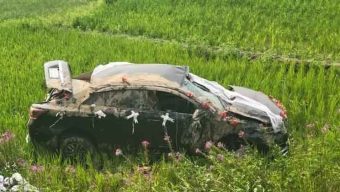 রেলক্রসিংয়ে আটকে পড়া বরের গাড়িতে ট্রেনের ধাক্কা