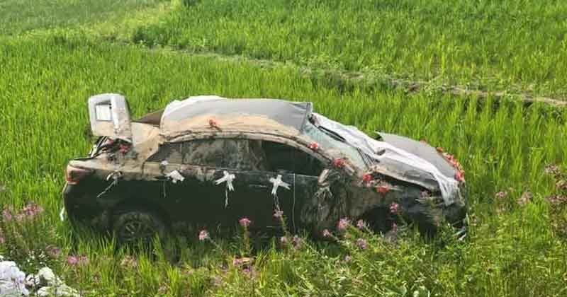 রেলক্রসিংয়ে আটকে পড়া বরের গাড়িতে ট্রেনের ধাক্কা