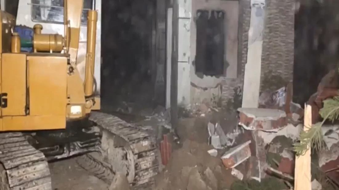 বুলডোজার দিয়ে গুঁড়িয়ে দেওয়া হচ্ছে মাহবুব উল আলম হানিফের বাড়ি