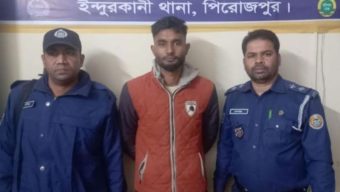 মাকে গাছের সঙ্গে বেঁধে বসতঘরে আগুন দিলো ছেলে