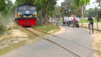 রেললাইনে যে যার মতো রাস্তা বানায়, প্রাণ যায় জনগণের