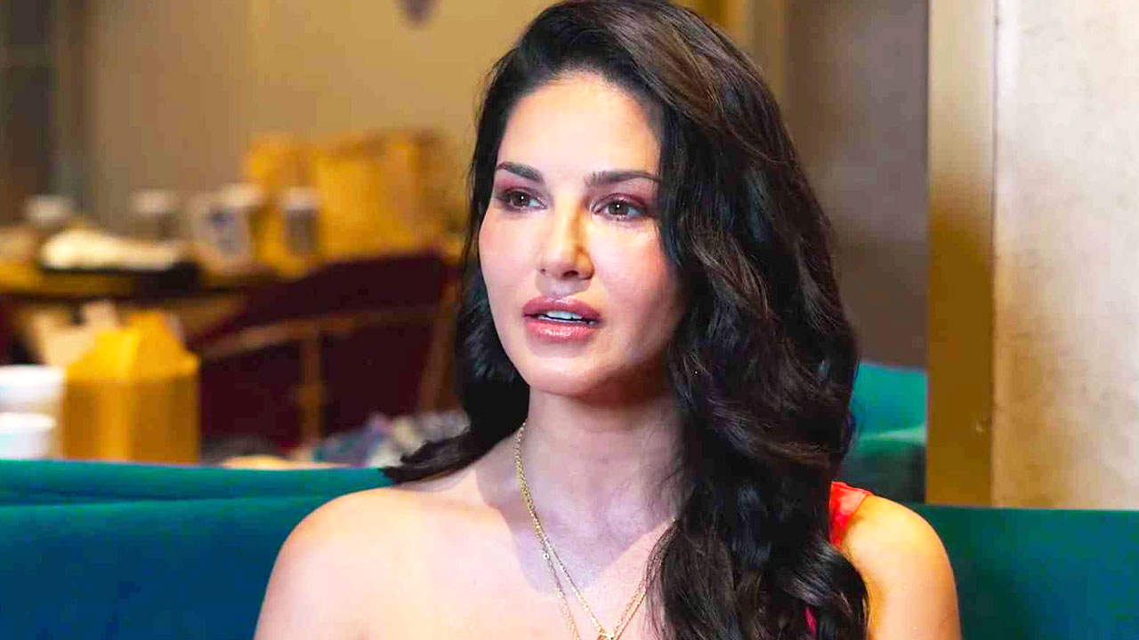 সানি লিওনকে ব্যবহার করে টাকা উপার্জন করতেন তার ভাই