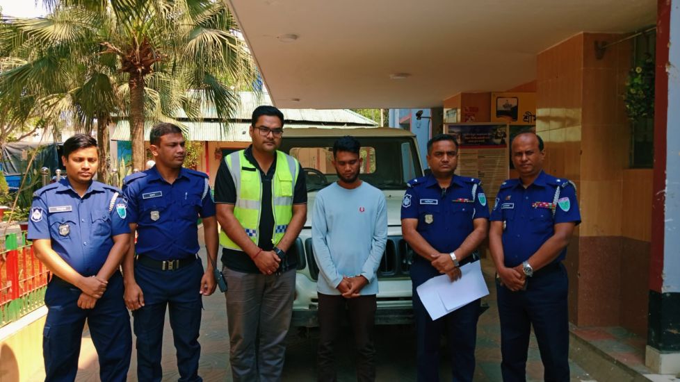 চোরাই পিকআপ গাড়িসহ আটক এক