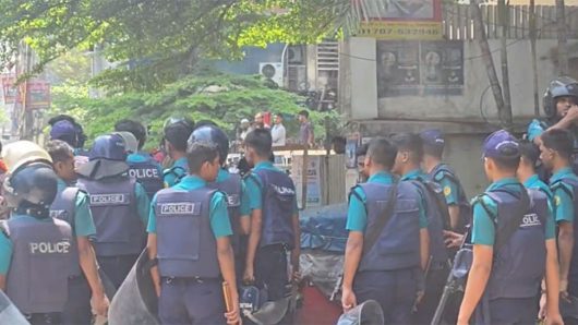 সচিবালয়ে শ্রমিকদের মিছিলে পুলিশের বাধা