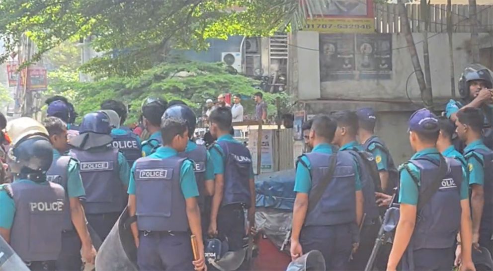 সচিবালয়ে শ্রমিকদের মিছিলে পুলিশের বাধা