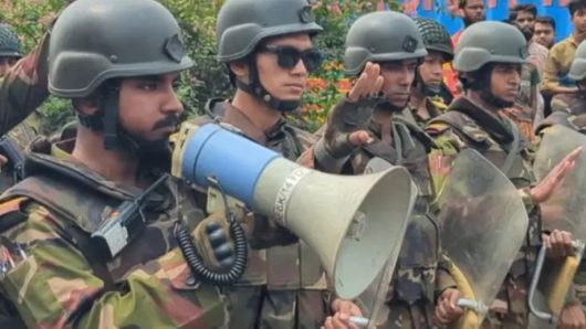 ৭ মিনিটের আলটিমেটাম সেনাবাহিনীর, দুই মিনিটেই সড়ক ক্লিয়ার!