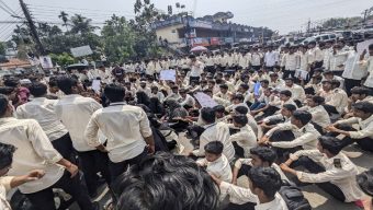 সিলেটে সড়ক অবরোধ করে পলিটেকনিক শিক্ষার্থীদের বিক্ষোভ