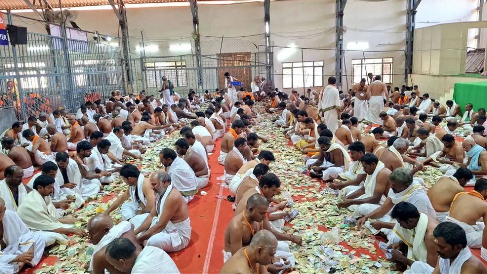 দানবাক্স খুলতেই বেরিয়ে এলো সোনা-রুপাসহ কোটি কোটি টাকা!