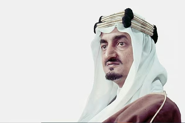 ভাতিজাকে আলিঙ্গন করতে বাদশাহ দুই হাত বাড়িয়ে দেওয়ার সঙ্গে সঙ্গে গুলি