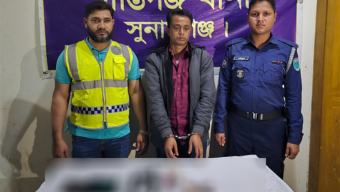 অস্ত্র সহ ধরা খেলো ডাকাত সর্দার