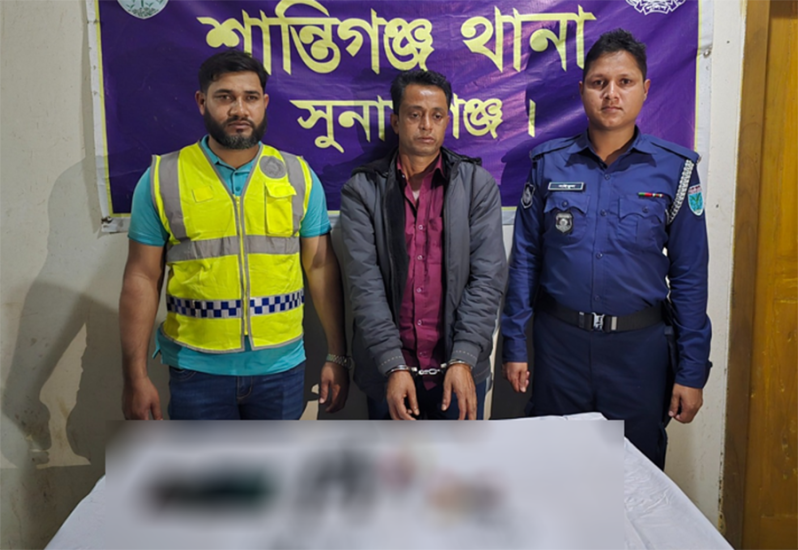 অস্ত্র সহ ধরা খেলো ডাকাত সর্দার