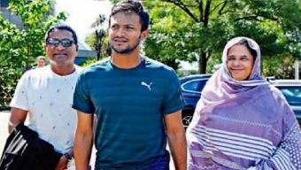 তামিমকে দেখতে হাসপাতালে সাকিবের বাবা-মা