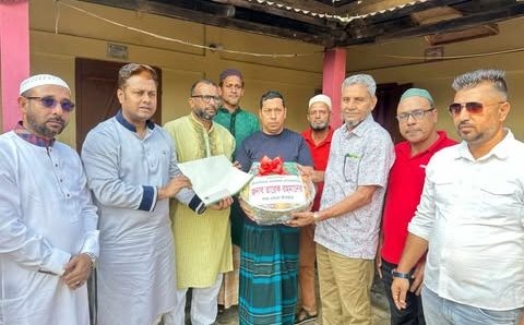 বড়লেখায় তারেক রহমানের উপহার পৌঁছে দিলেন বিএনপি নেতৃবৃন্দ