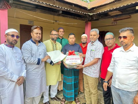 বড়লেখায় তারেক রহমানের উপহার পৌঁছে দিলেন বিএনপি নেতৃবৃন্দ