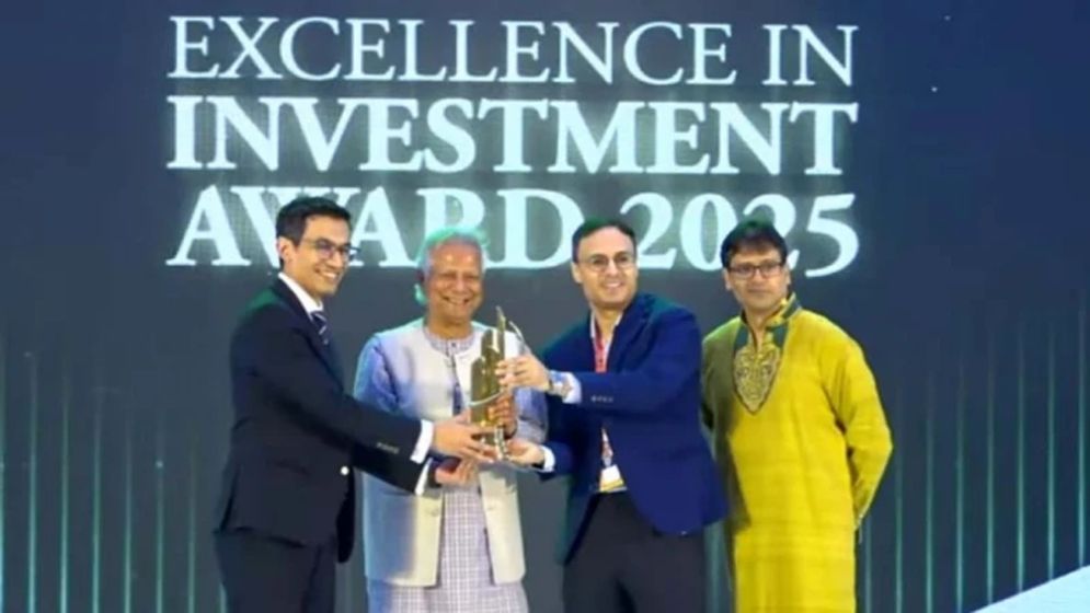 বিভিন্ন প্রতিষ্ঠানকে পুরস্কার দিলেন প্রধান উপদেষ্টা