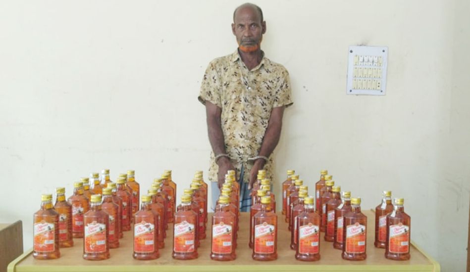 বড়লেখায় ৫০ বোতল ভারতীয় মদসহ গ্রেপ্তার ১