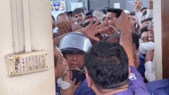 নারায়ণগঞ্জে আদালত চত্বরে সাবেক মন্ত্রী আনিসুল হককে থাপ্পড়