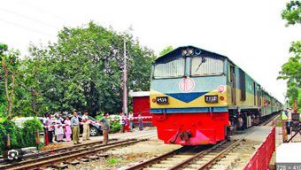 ফেঞ্চুগঞ্জ ফোনে ব্যস্ত যুবক, অতঃপর ধাক্কা ট্রেনের