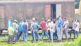 সিলেট রেলওয়ে স্টেশনে দু’দকের হানা