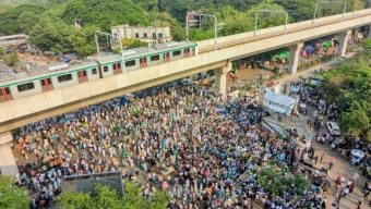 দ্বিতীয় দিনের অবরোধ: গণজমায়েতে বাড়ছে ভিড়