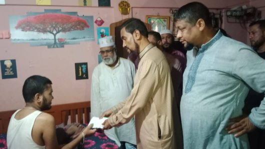 বিয়ানীবাজারের আহত তরুণের হাতে সহায়তার অর্থ তুলে দিলেন জামায়াত নেতা সেলিম উদ্দিন