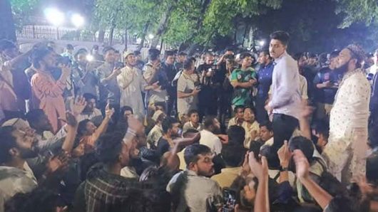 ‘ব্যান, আওয়ামী লীগ’ স্লোগানে উত্তাল যমুনা