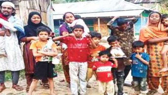 সীমান্ত দিয়ে মানুষ ঠেলছে ভারতীয় সীমান্তরক্ষীরা