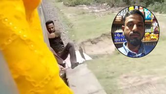 ভাইরাল ভিডিও : জোরপূর্বক ট্রেনে ঝোলানো হয় ওই ব্যক্তিকে