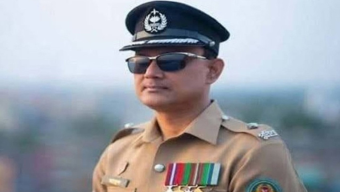 আদালতে সাবেক ওসির আত্মসমর্পন : ডিম-আম ছুড়লেন বিএনপি নেতারা