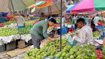 মৌসুমি ফলে ভরপুর বাজার, দাম নিয়ে অসন্তোষ ক্রেতাদের