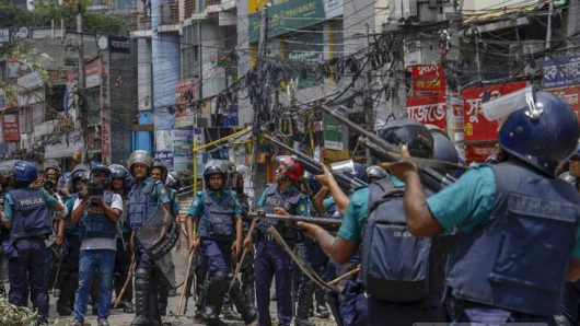পুলিশের অস্ত্র কেড়ে নেয়া, দু’টানায় সরকার