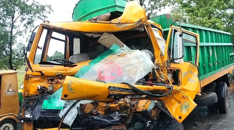 সিলেটে দুই ট্রাকের মুখোমুখী সংঘর্ষে আহত ১