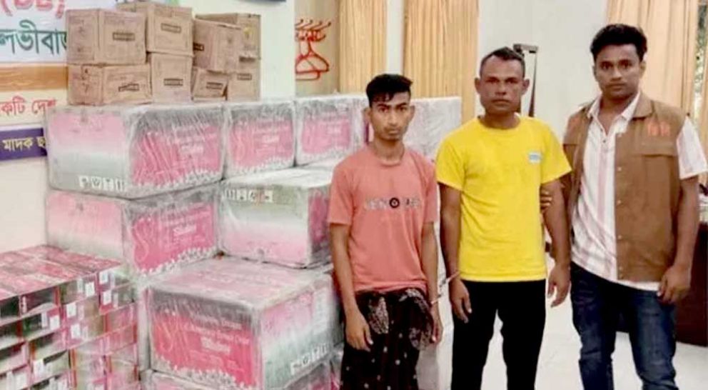 মৌলভীবাজারে রেফ্রিজারেটর ভ্যান থেকে যা পেল পুলিশ, আটক ২