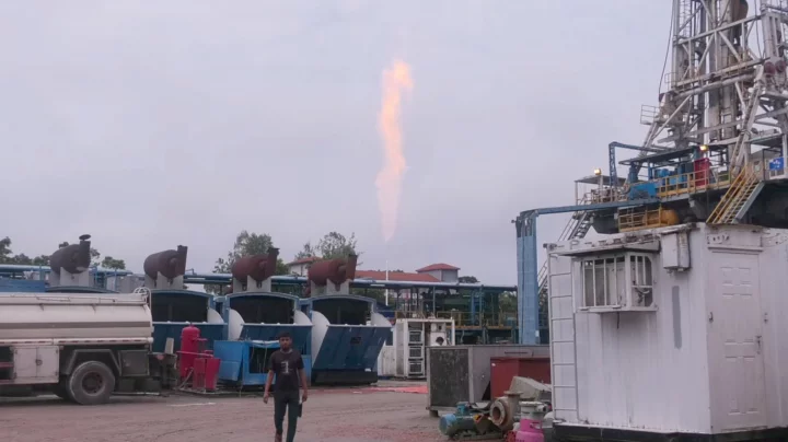 জ্বালানী সংকটের আশঙ্কায় দেশ