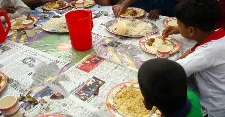 এক বিয়ের খাবার খেয়ে ফেললো আরেক বিয়ের শতাধিক বরযাত্রী