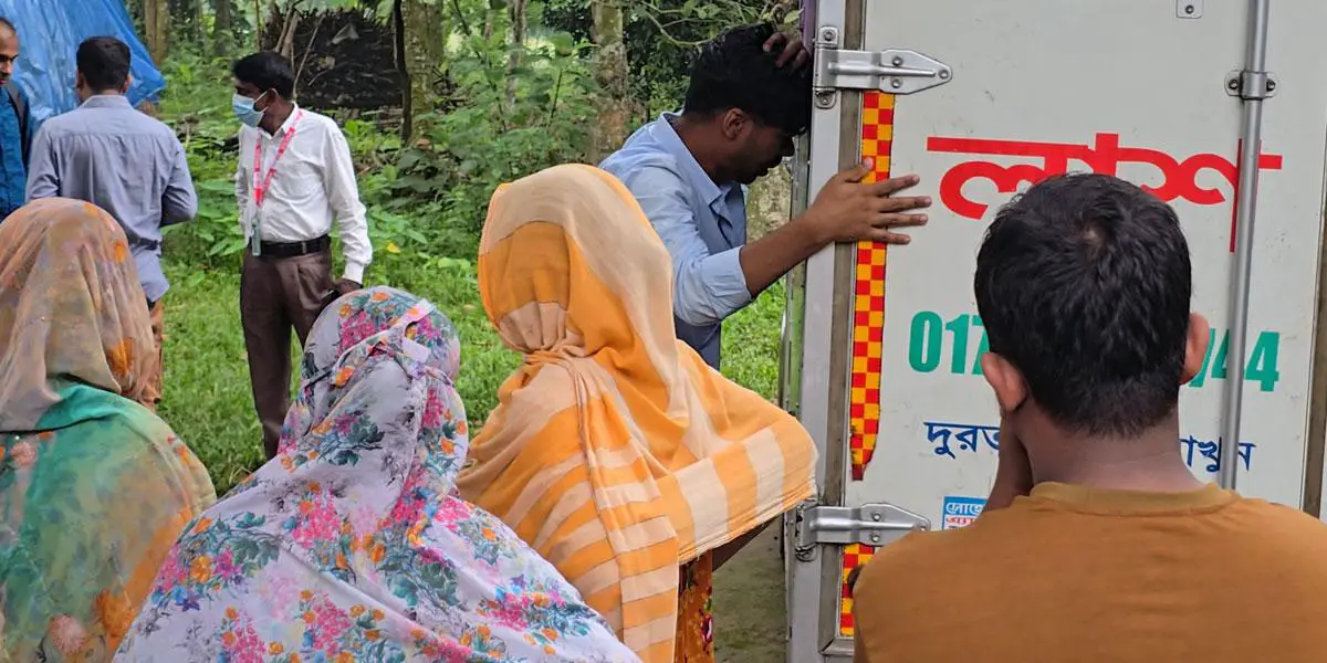 চোখের জলে সন্তানদের শেষ বিদায়!