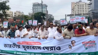 শেখ হাসিনাকে ফেরত দেওয়ার দাবিতে বাড্ডায় সড়ক অবরোধ