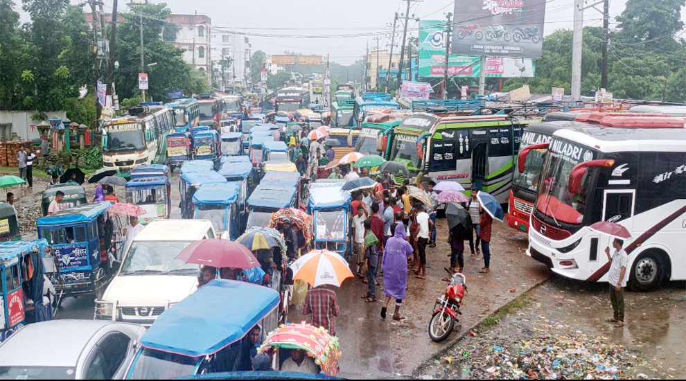 ১৬ ঘন্টা পর সুনামগঞ্জ-সিলেট মহাসড়কে পরিবহন শ্রমিক‌দের ধর্মঘট প্রত্যাহার