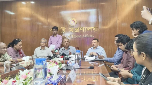 নির্বাচনের আগে এসপি-ওসিদের বদলি-পদায়ন হবে প্রকাশ্য লটারিতে: স্বরাষ্ট্র উপদেষ্টা