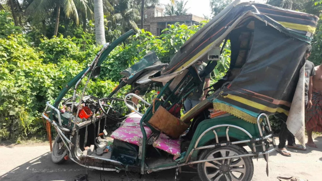 খুলনায় ইজিবাইকে ট্রাকের ধাক্কা, নিহত ৩