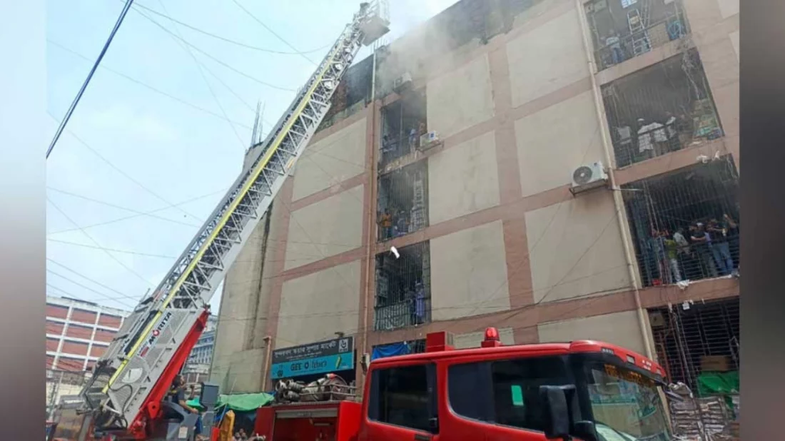গুলিস্তানে সুন্দরবন স্কয়ার মার্কেটে আগুন, নিয়ন্ত্রণে ১১ ইউনিট