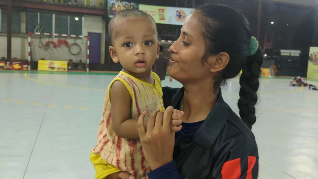 ১১ মাসের সন্তান নিয়ে স্টেডিয়ামে তানজিমা