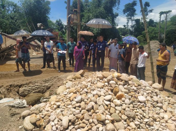 জৈন্তাপুরে ৩৫ ট্রাক বালু-পাথর জব্দ