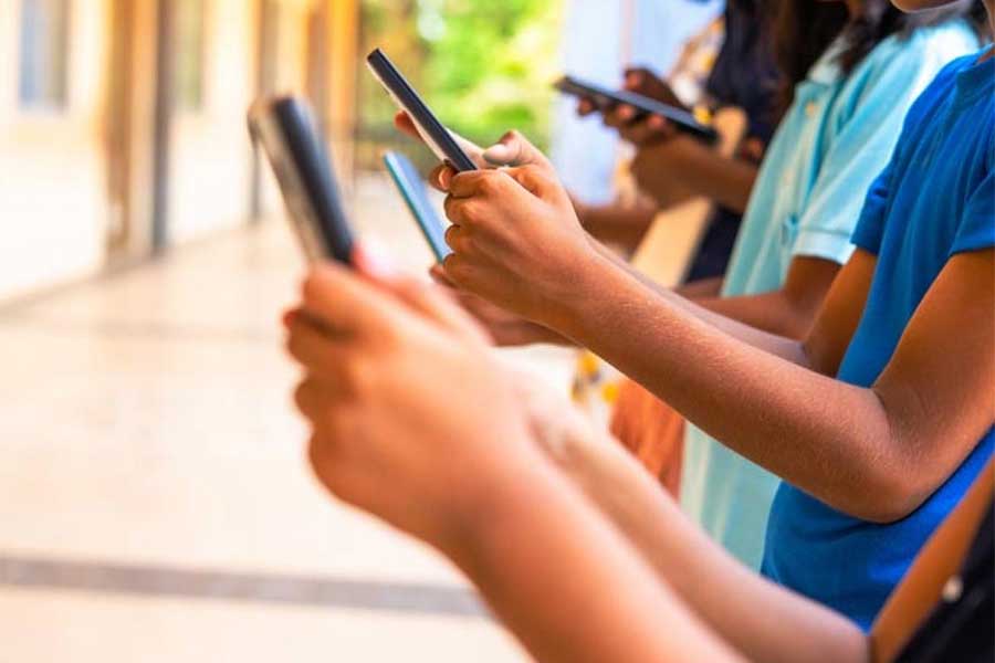 বিয়ানীবাজারে মাধ্যমিক শিক্ষার্থীদের হাতে-হাতে মোবাইল ফোন, জড়াচ্ছে সাইবার অপরাধে!