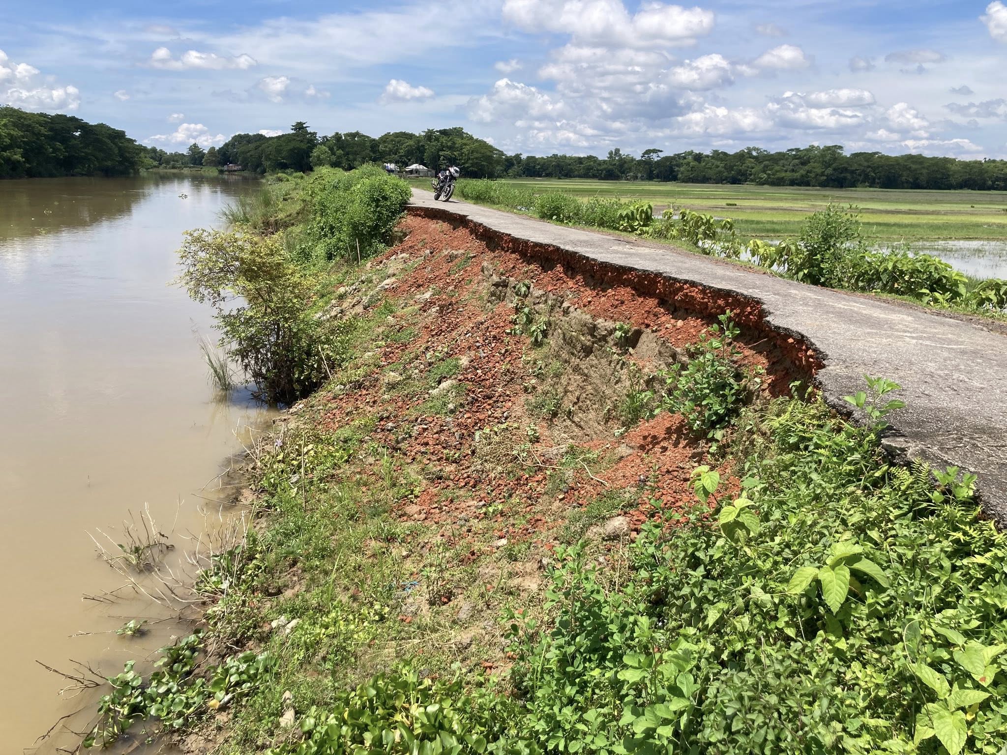 বিয়ানীবাজারে সোনাই নদীর ভাঙনে বিলীন হচ্ছে বিস্তৃর্ন এলাকা